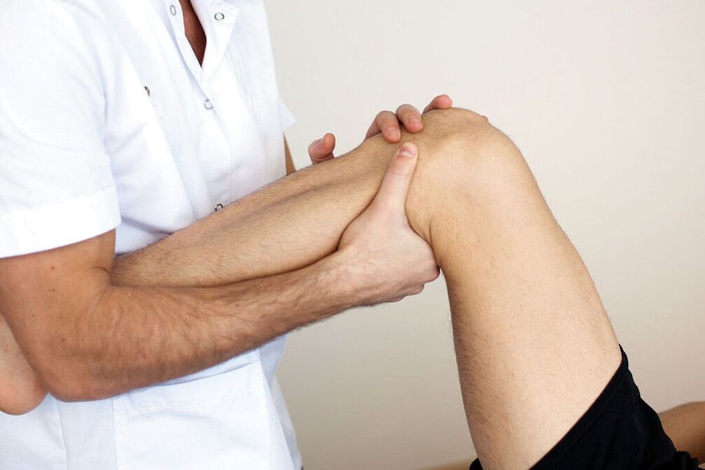 Un médecin examine un genou souffrant d'arthrose