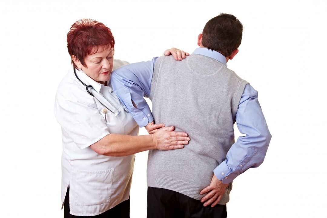 Le médecin examine un patient souffrant de maux de dos