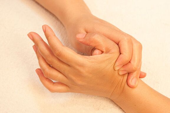 Les articulations des doigts peuvent être massées pour soulager les symptômes. 