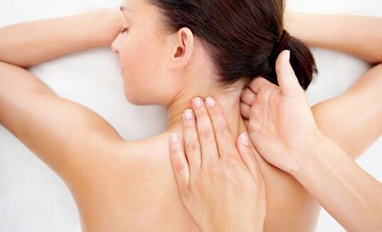 Massage du cou pour détendre les muscles, soulager les tensions et les douleurs