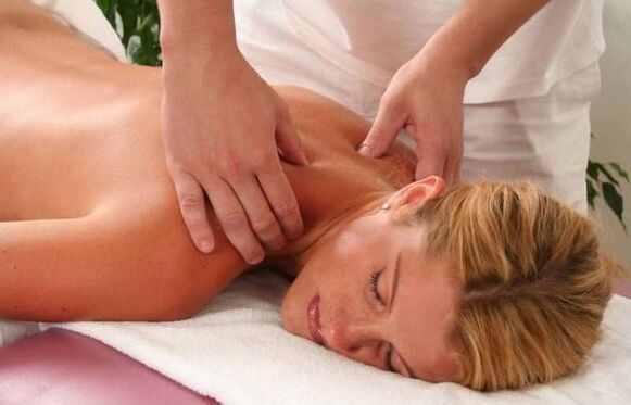 Massage de la colonne cervicale avec ostéochondrose