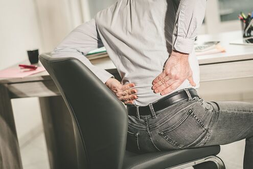 Douleur au bas du dos chez un homme