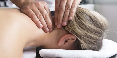 Massage du cou pour l'ostéochondrose cervicale