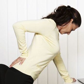 Douleur au bas du dos chez une femme